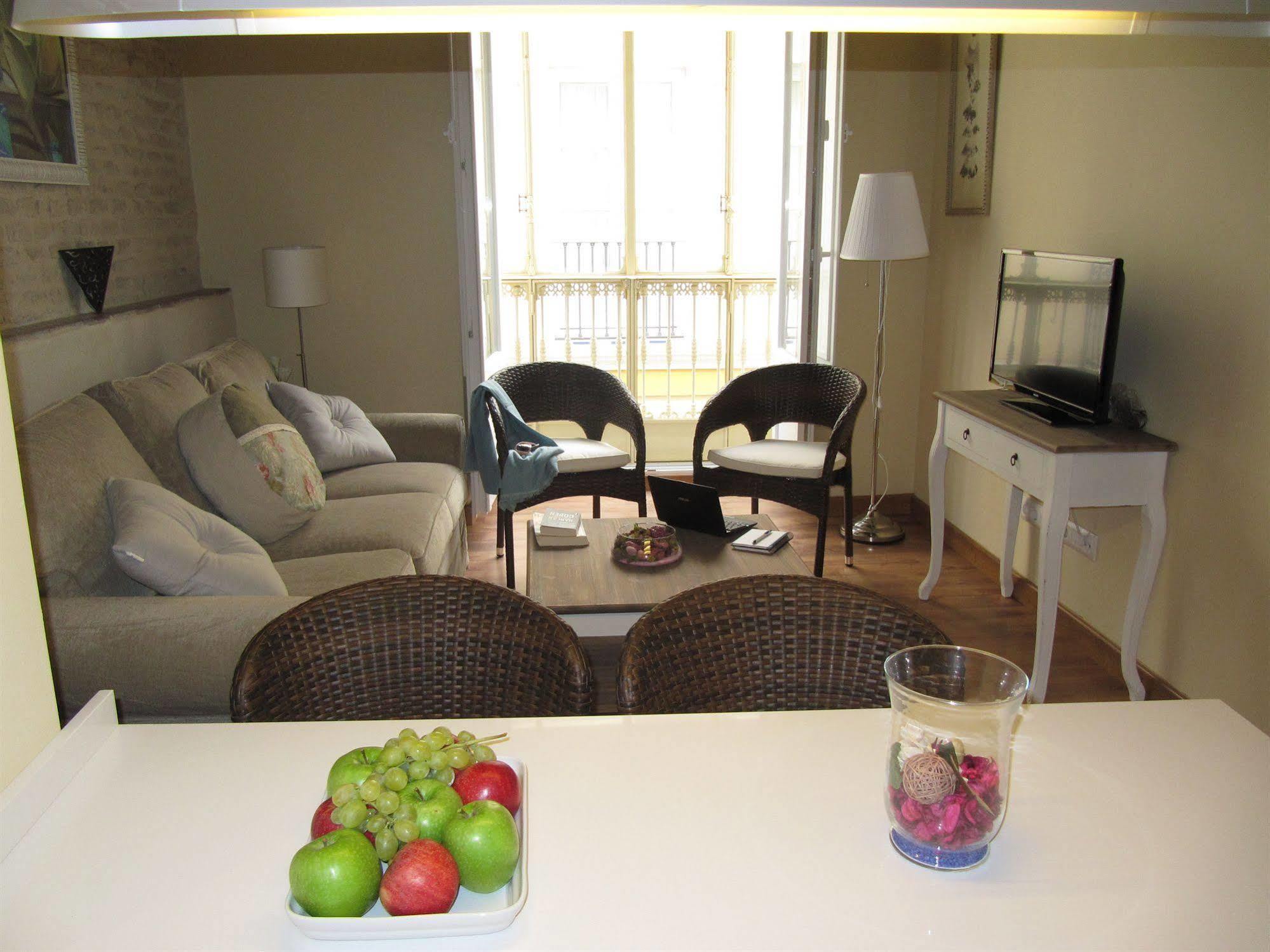 Life Apartments San Vicente Севиля Екстериор снимка