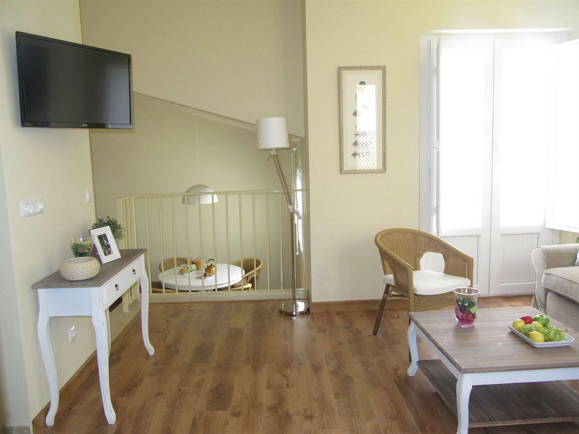Life Apartments San Vicente Севиля Екстериор снимка