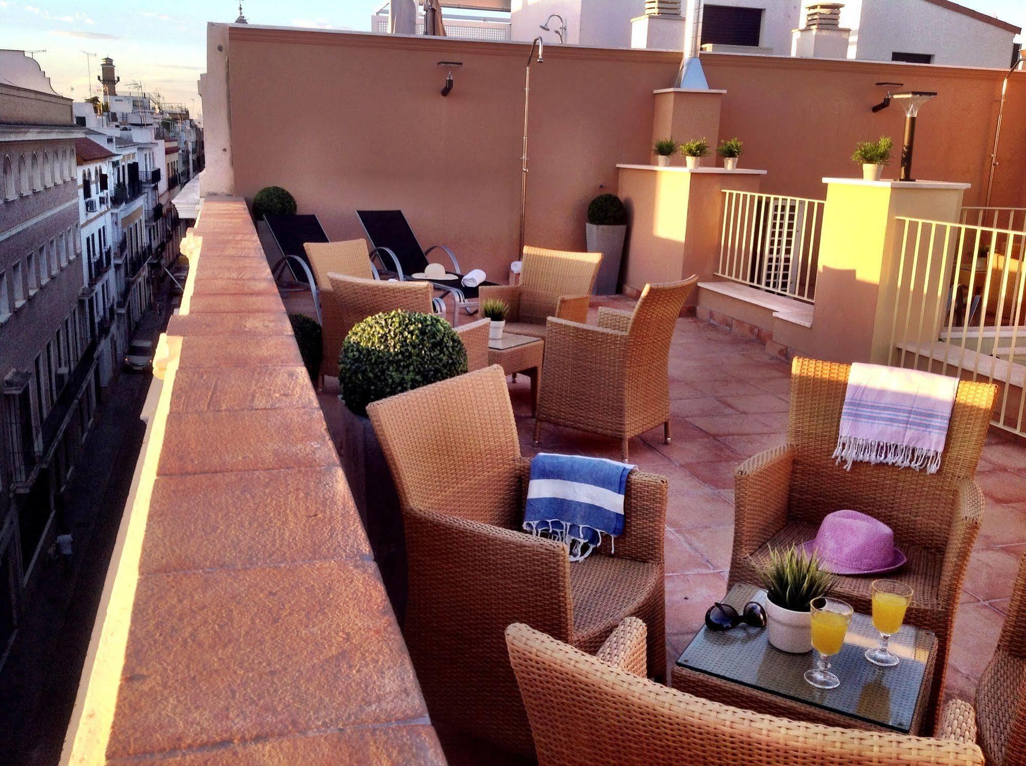 Life Apartments San Vicente Севиля Екстериор снимка